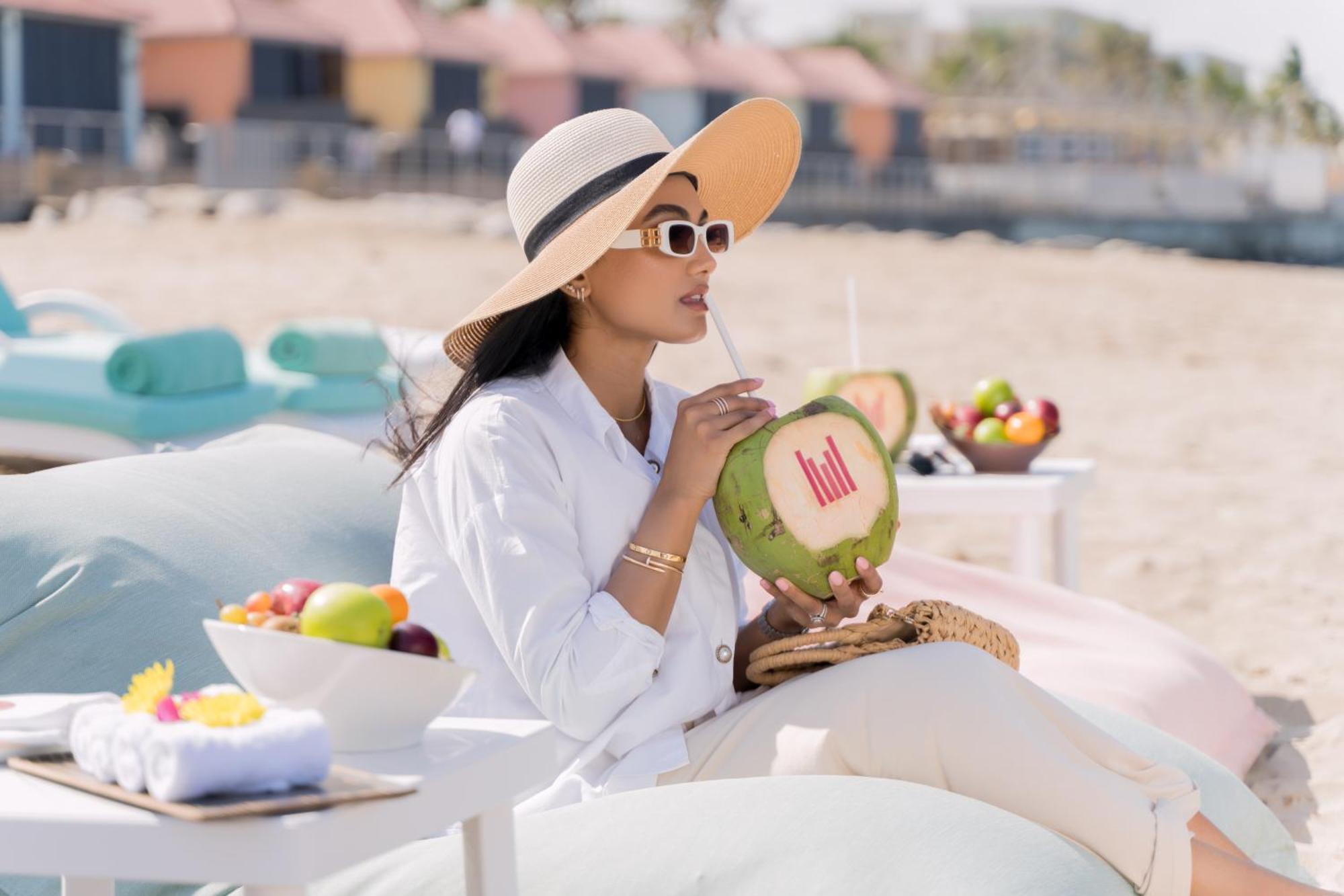 แกรนด์ มิลเลเนียม มัสกัต Hotel ภายนอก รูปภาพ A woman drinking from a coconut
