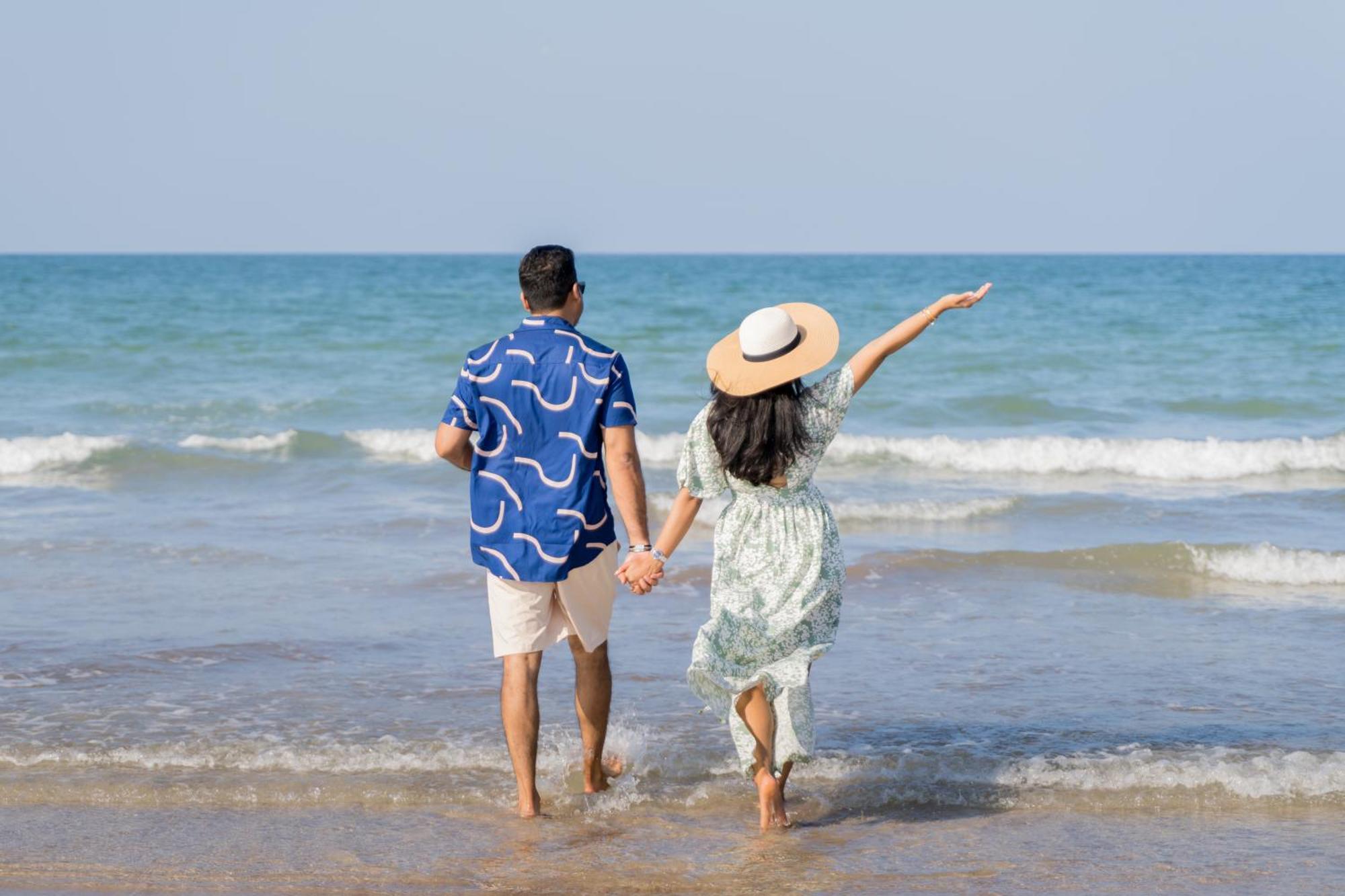 แกรนด์ มิลเลเนียม มัสกัต Hotel ภายนอก รูปภาพ A couple walking on the beach