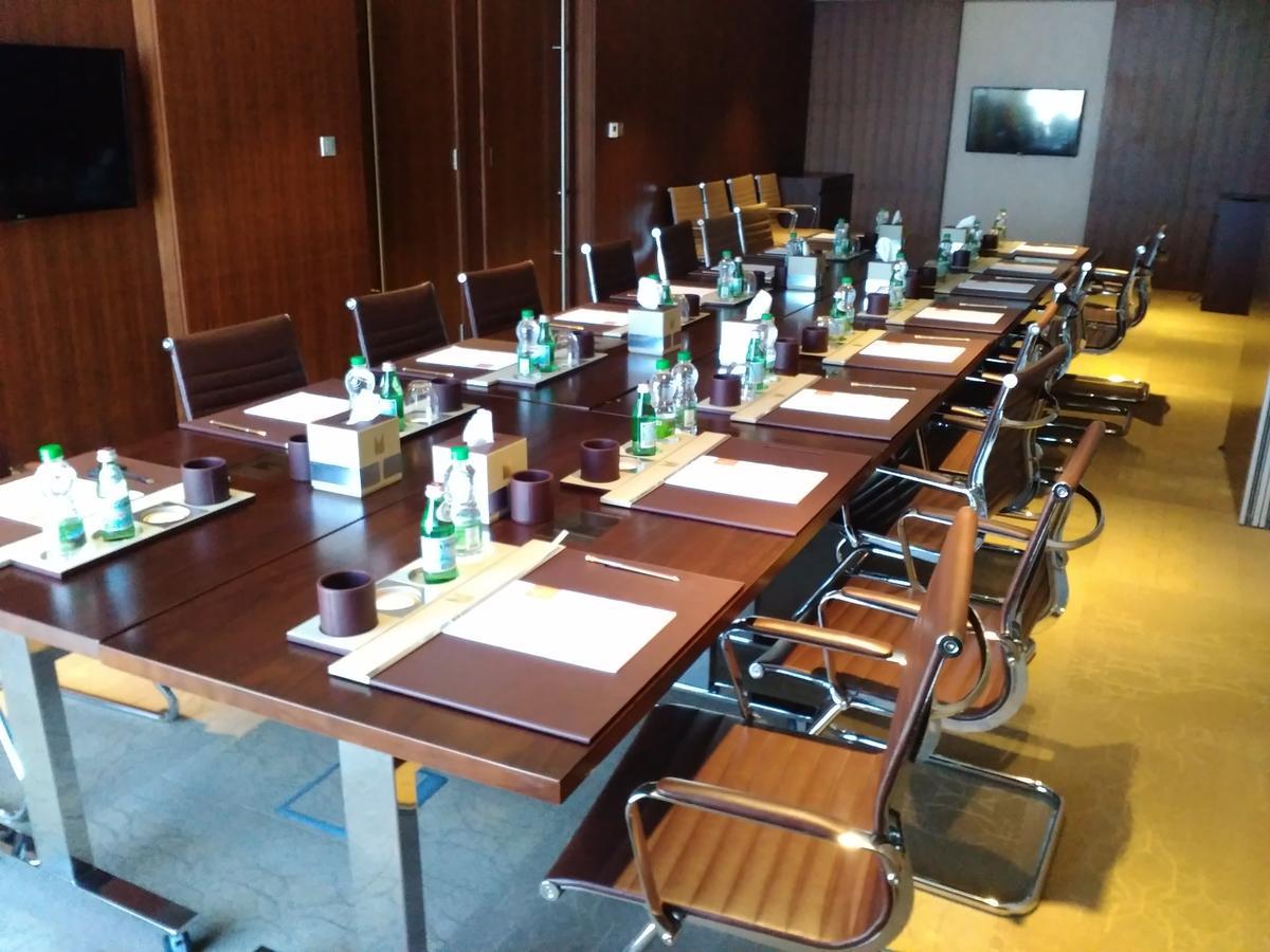 แกรนด์ มิลเลเนียม มัสกัต Hotel ภายนอก รูปภาพ A meeting room at the hotel